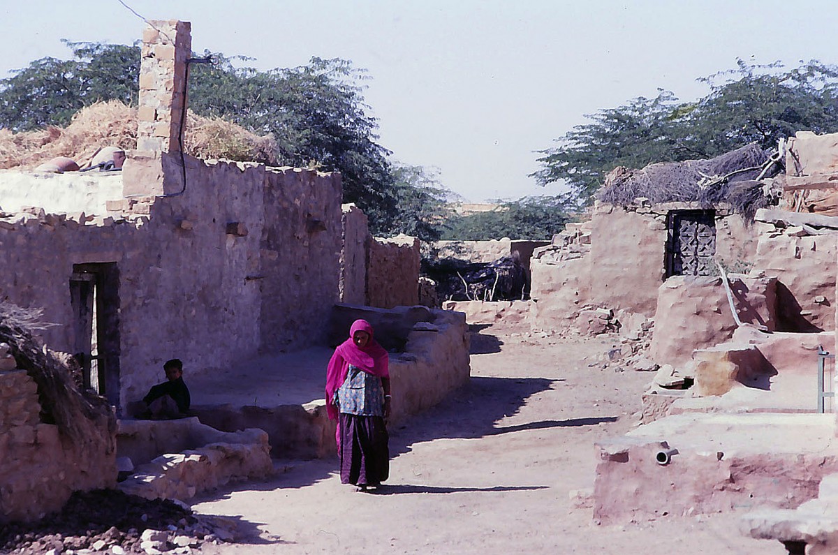 Straenszene in Jaisalmer. Aufnahme: November 1988 (Bild vom Dia).