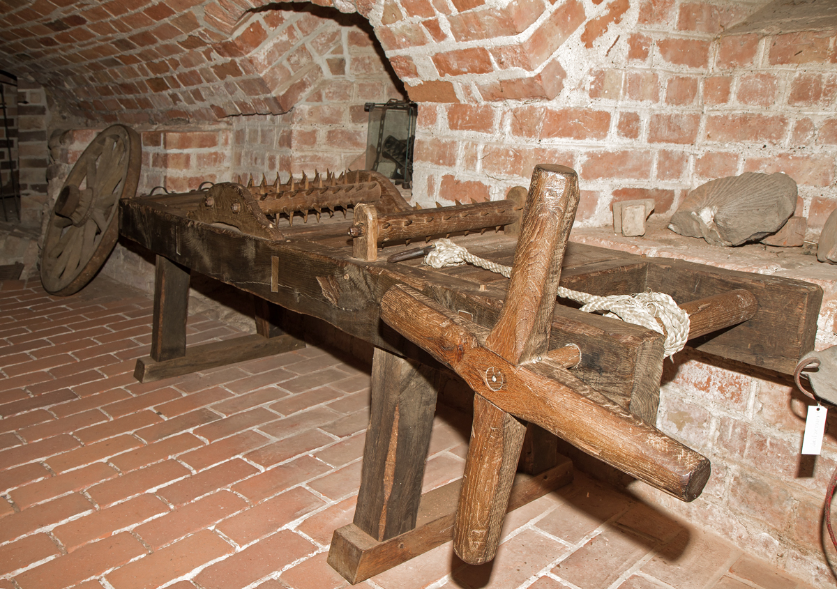 Streckbank mit Stachelrollen (Gespickter Hase) im Folterkeller des Museums fr Hexenverfolgung in der Alten Burg Penzlin. - 21.09.2014