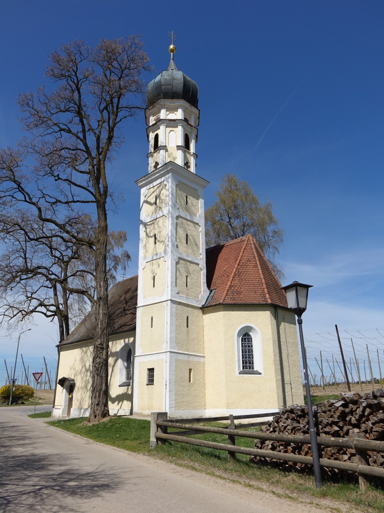 Strobenried, St. Leonhard Kirche, verputzte Saalkirche mit Satteldach, sdlichen Chorflankenturm, erbaut 1495 (15.04.2015)