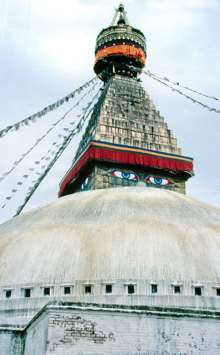 Stupa in Bodnath, ein Vorort im Nordosten von Kathmandu in Nepal.Bild vom Dia. Aufnahme: September 1988.
