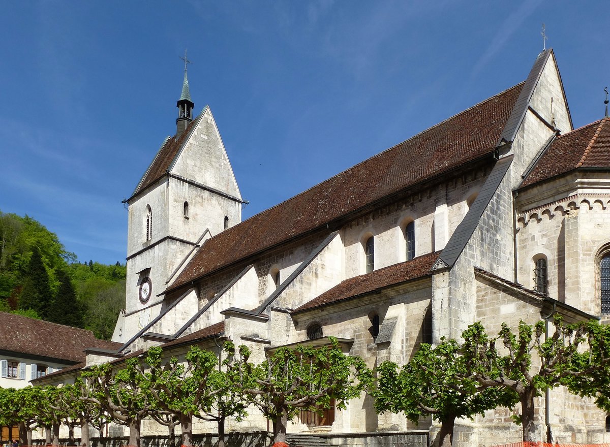 St.Ursanne, die im 12.Jahrhundert erbaute Stiftskirche, zwischen 1964 und 1983 vollstndig restauriert, Mai 2017