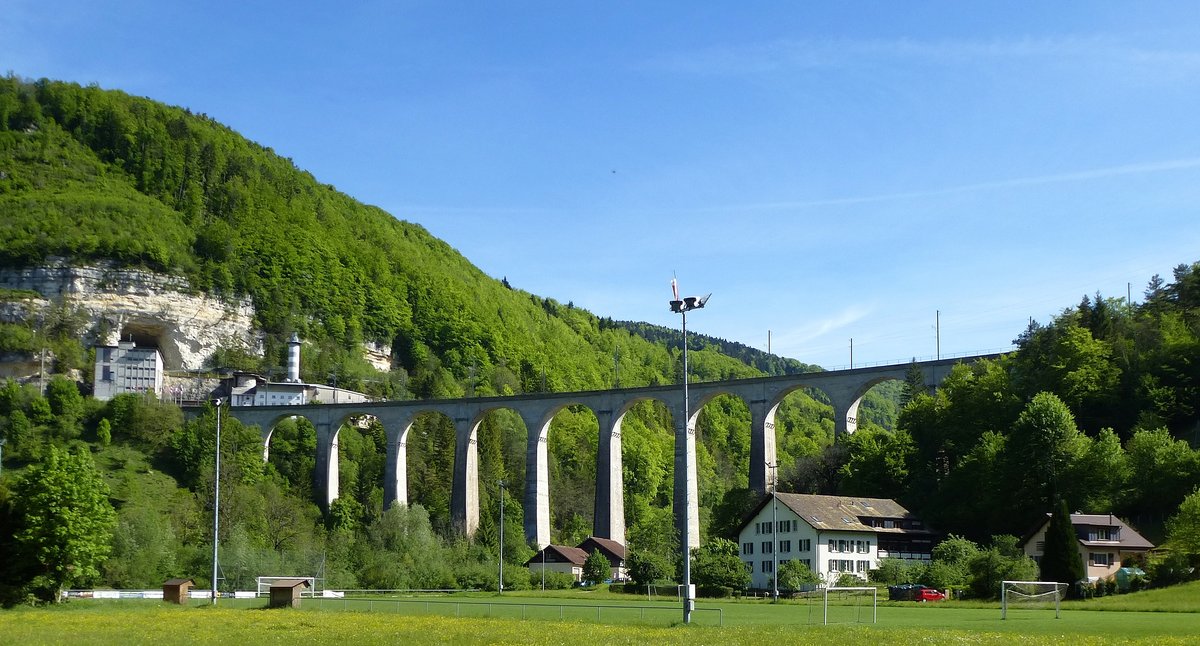 St.Ursanne, das 240m lange Eisenbahnviadukt am Stadtrand, erbaut 1875-76, Mai 2017