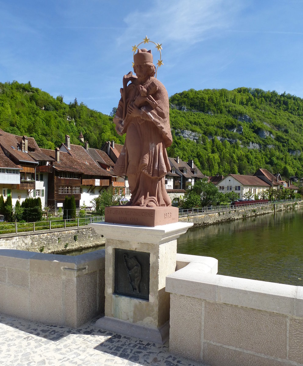 St.Ursanne, seit 1731 steht der Brckenheilige Nepomuk in der Mitte der St.Johannes-Brcke, Mai 2017