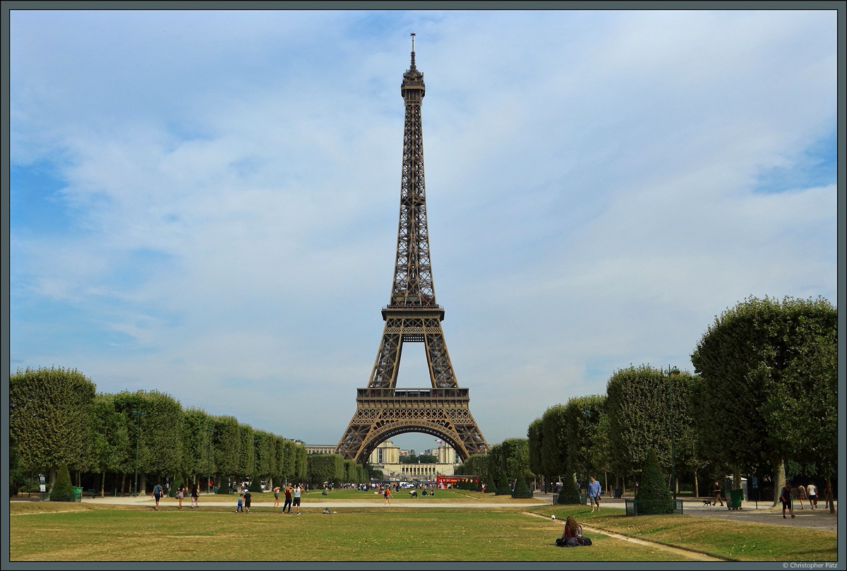 Sdlich des Eiffelturms bietet der Park Champ de Mars einen freien Blick auf das Wahrzeichen von Paris. (19.07.2018)