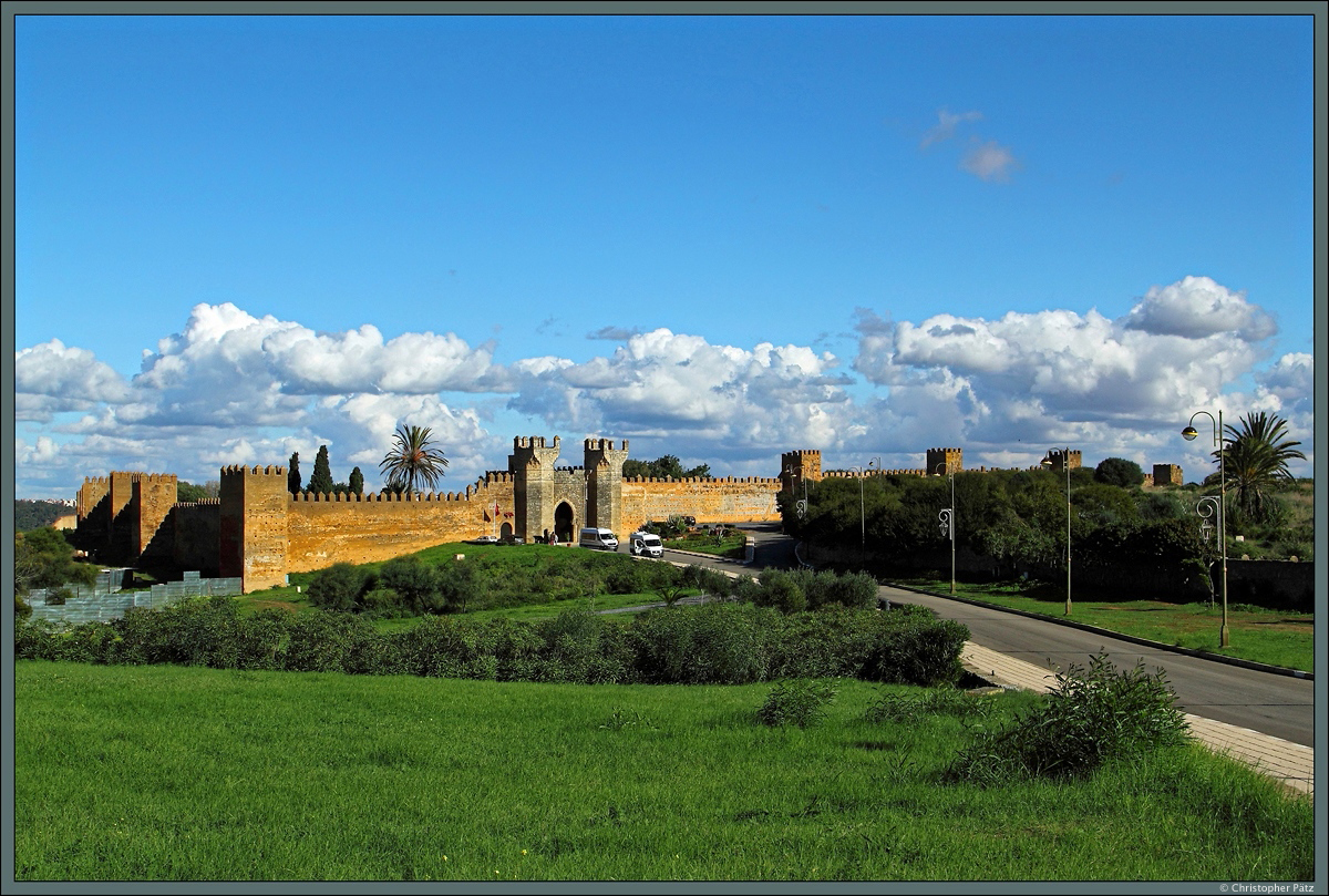 Sdstlich der marokkanischen Hauptstadt Rabat liegt die Totenstadt Chellah. Den Eingang bildet ein eindrucksvolles Tor aus dem 14. Jahrhundert. Auf dem Gelnde befinden sich auch Reste der rmischen Siedlung Sala Colonia. (23.11.2015)