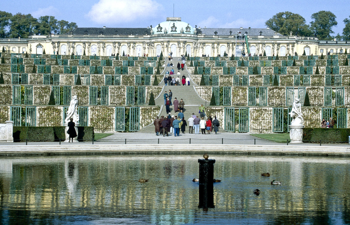 Sdseite von Sanssouci in Potsdam. Bild vom Dia. Aufnahme: Oktober 1992.