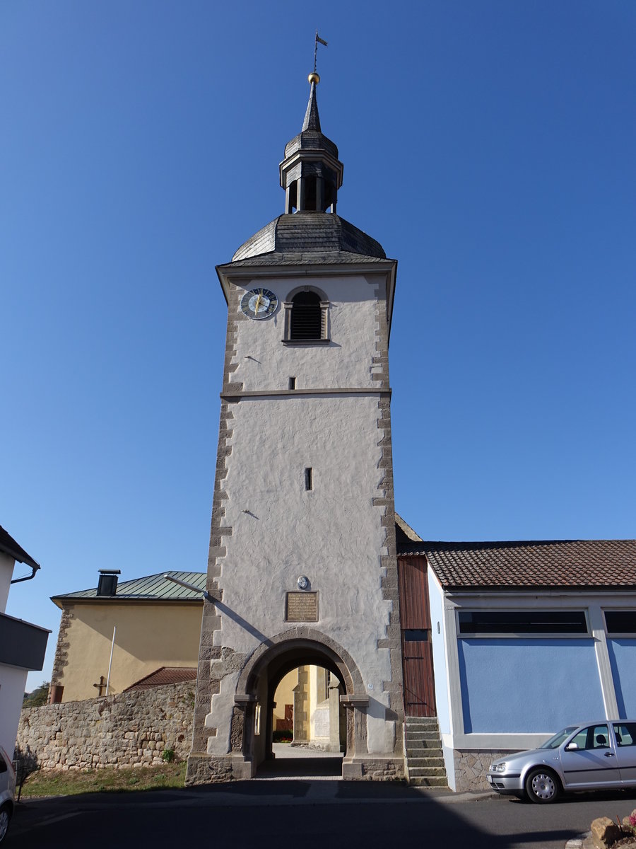 Sulzfeld, Tor- und Glockenturm der St. Bartholomus Kirche, erbaut 1614 (15.10.2018)