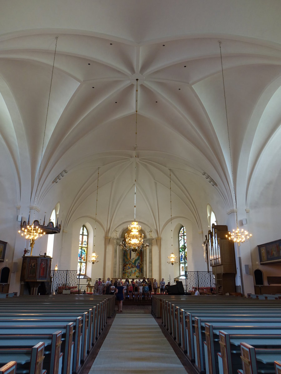 Sunne, neogotischer Innenraum der Ev. Kirche, Kanzel von 1934, Altar von Simon Srman (31.05.2018)