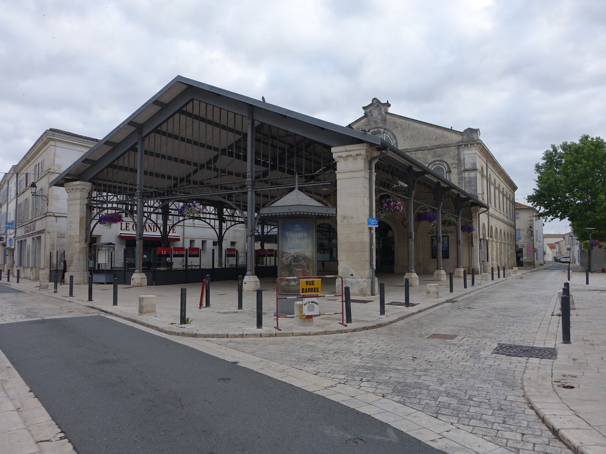 Surgeres, historische Markthalle am Place de la Europe (14.07.2017)
