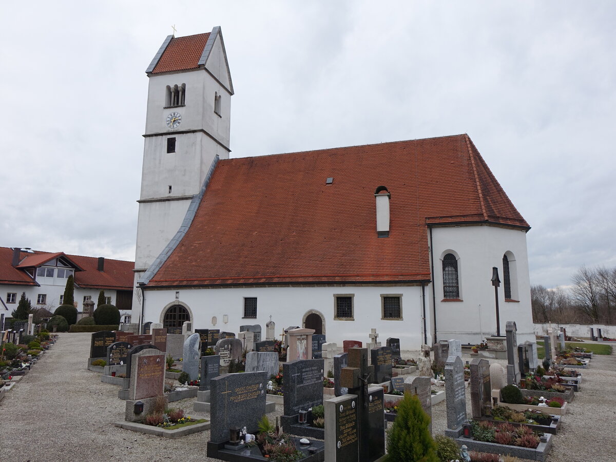 Surheim, Pfarrkirche St. Stephan, sptgotischer Saalbau mit Satteldach und Westturm, erbaut im 15. Jahrhundert (15.02.2016)