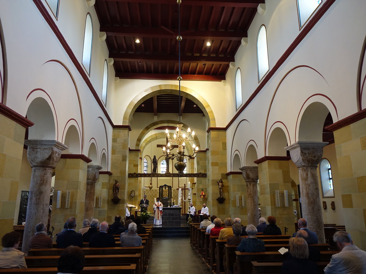 Susteren, Innenraum der St. Amelberga Basilika (05.05.2016)