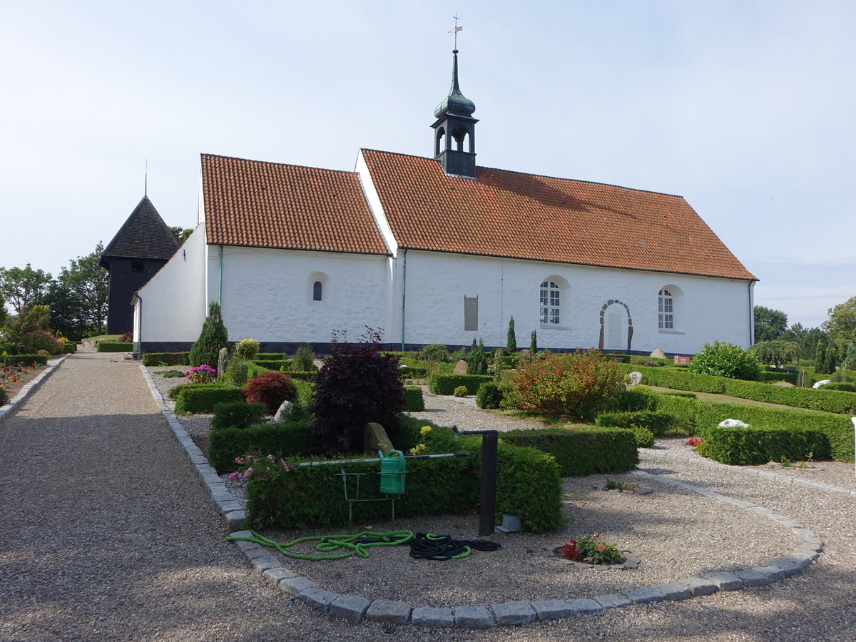 Svenstrup, Ev. Kirche, erbaut im 11. Jahrhundert, Glockenturm erbaut 1688 (20.07.2019)