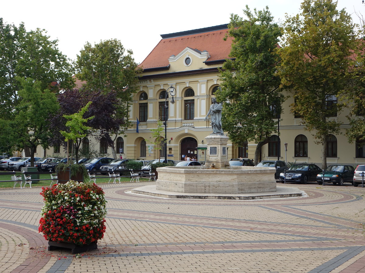 Szarvas, Rathaus und Ceres Denkmal am Hauptplatz F Ter (26.08.2019)