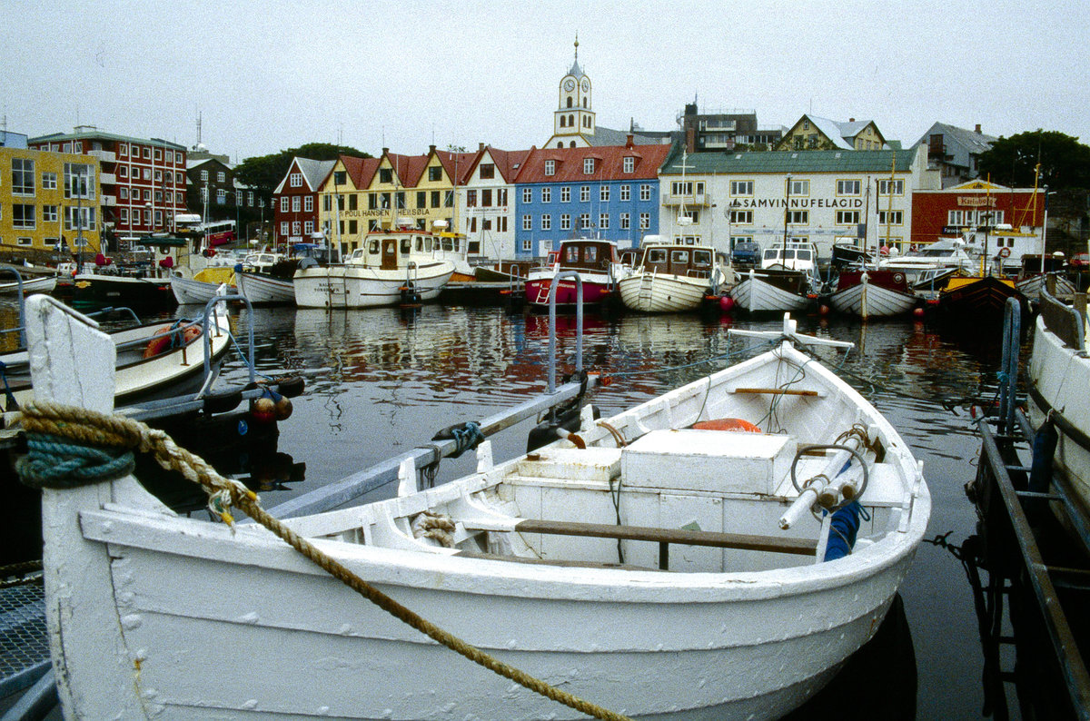 Trshavn ist die Hauptstadt von den Frer. Bild vom Dia. Aufnahme: Juli 1995.
