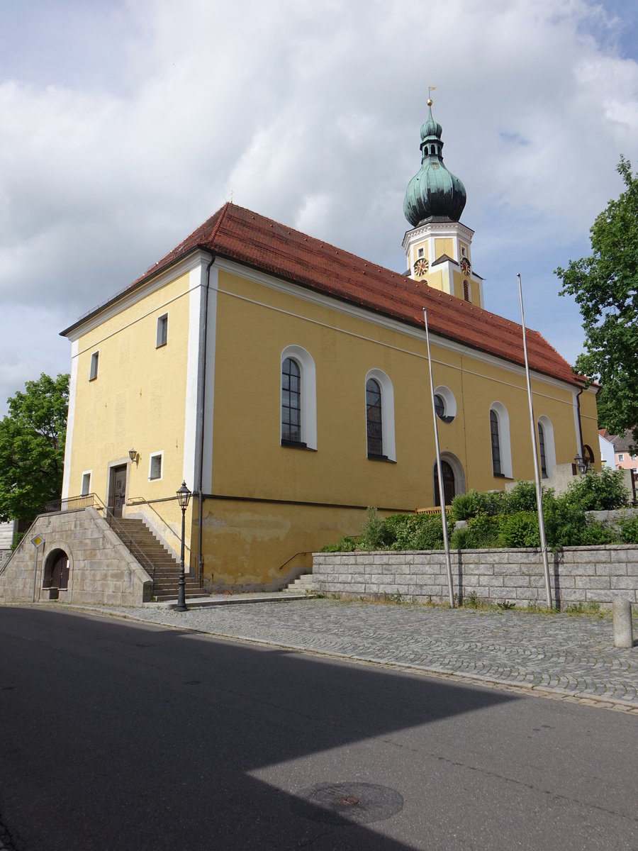 Tnnesberg, katholische Pfarrkirche St Michael, erbaut im 18. Jahrhundert (04.06.2017)