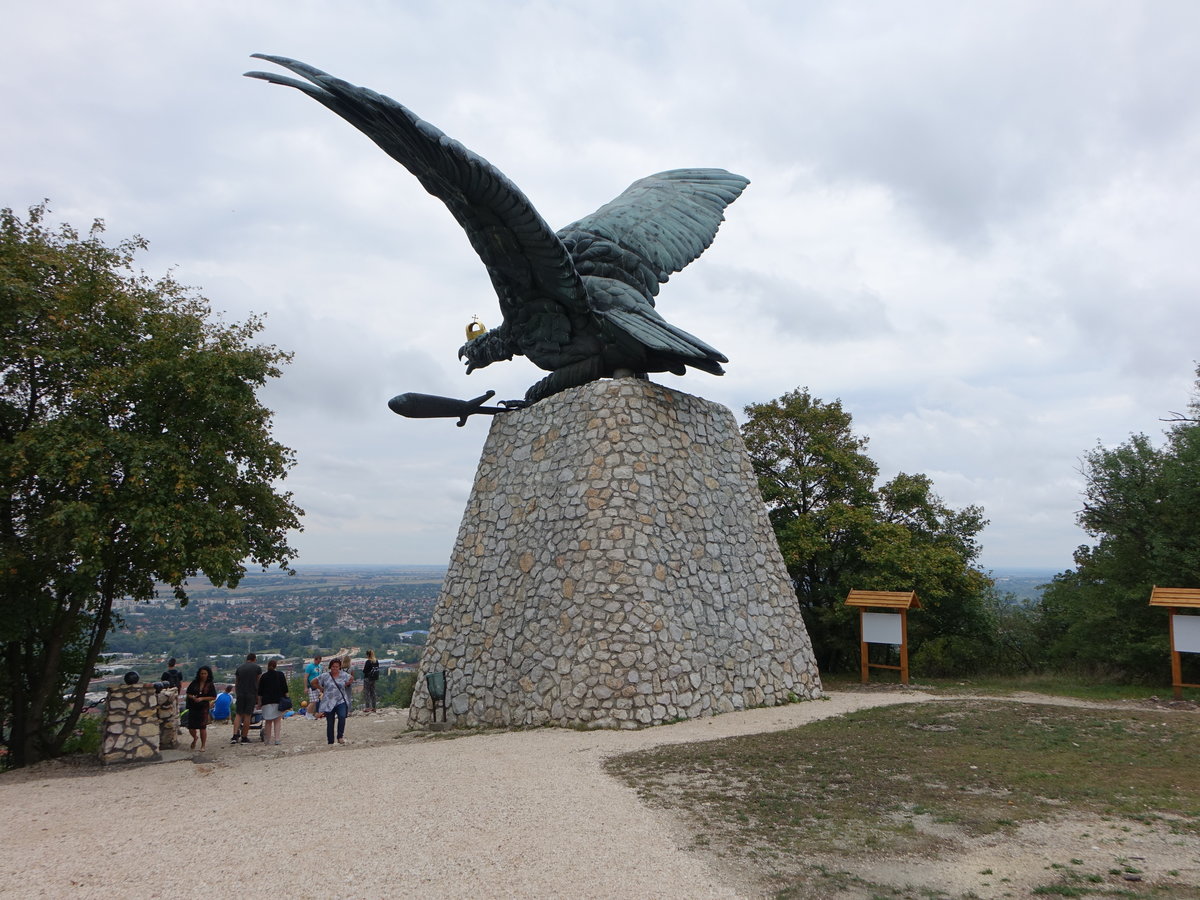 Tatabanya, Turul Denkmal. Errichtet wurde es 1896 zum Andenken an den Sieg ber Frst Swatopluk bei Bnhida. Es ist mit einer Flgelbreite von 15 m auch das grte Vogeldenkmal in Mitteleuropa (25.08.2018)
