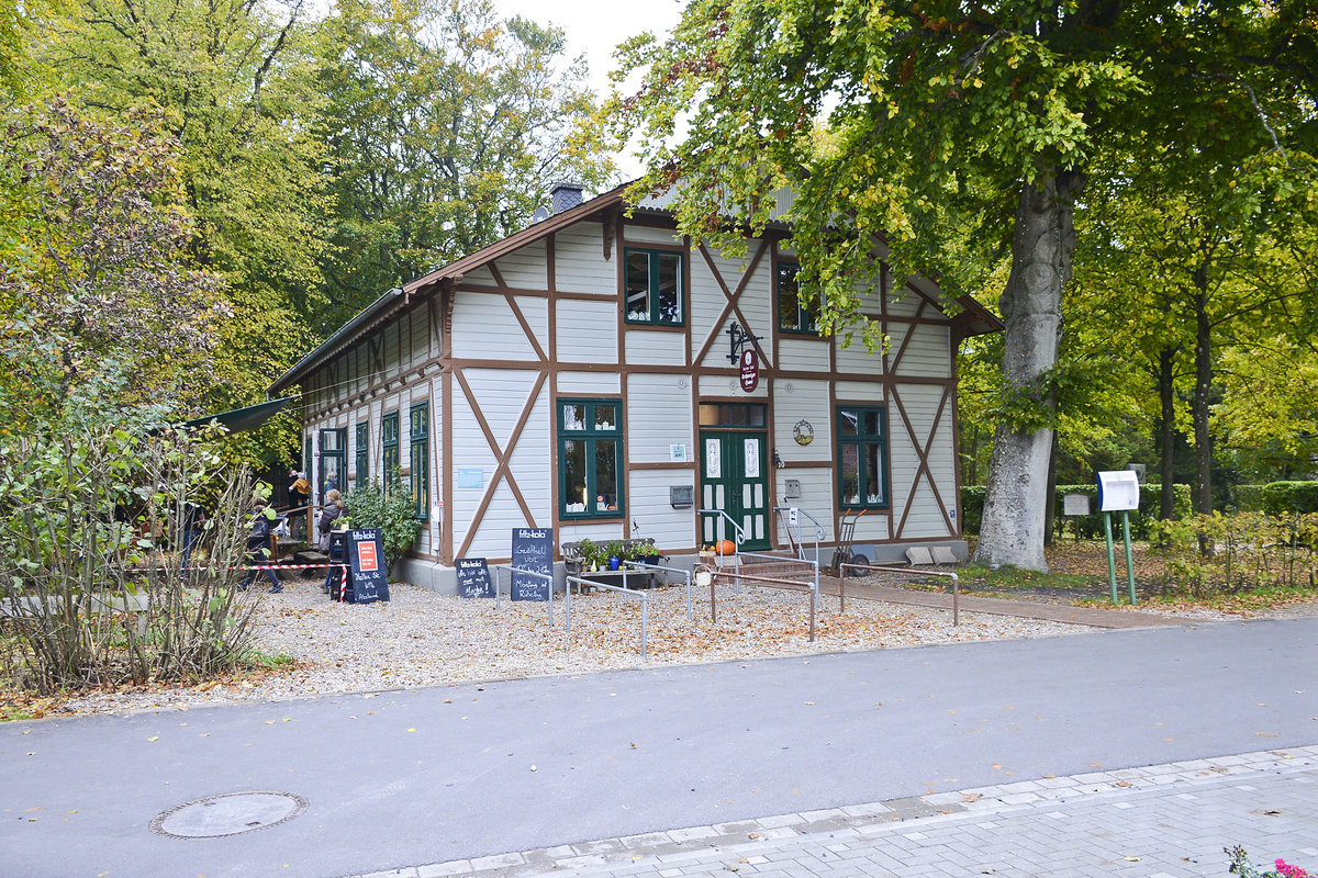 Tating auf der Halbinsel Eiderstedt - Das Schweizerhaus im Hochdorfer Garten.
Aufnahme: 20. Oktober 2020.