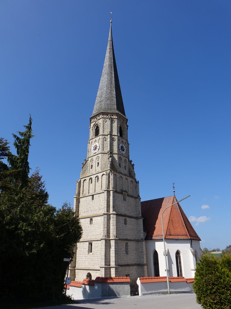 Taubenbach, Pfarrkirche St. Alban, einschiffiger verputzter Ziegelbau, erbaut bis 1473, achtgeschossiger Turm, Tuffstein, wohl erst im 16. Jahrhundert vollendet (09.04.2017)