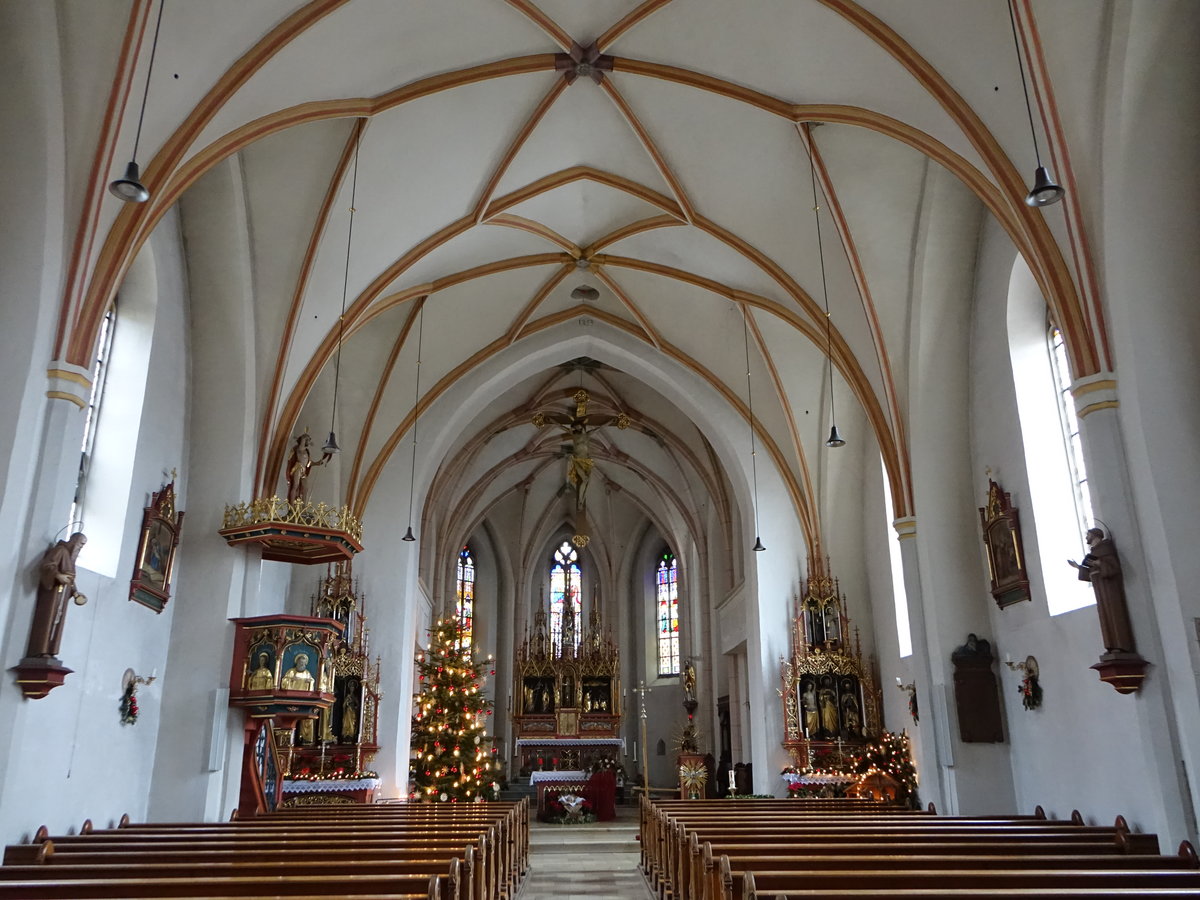 Taufkirchen, gotischer Innenraum der Pfarrkirche Maria Himmelfahrt (25.12.2016)