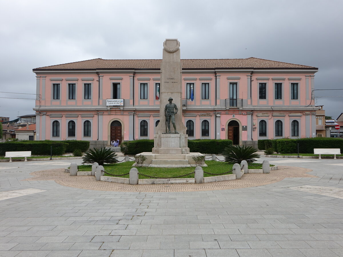 Taurianova, Monumento al Caduti und Rathaus an der Piazza Liberta (10.04.2024)