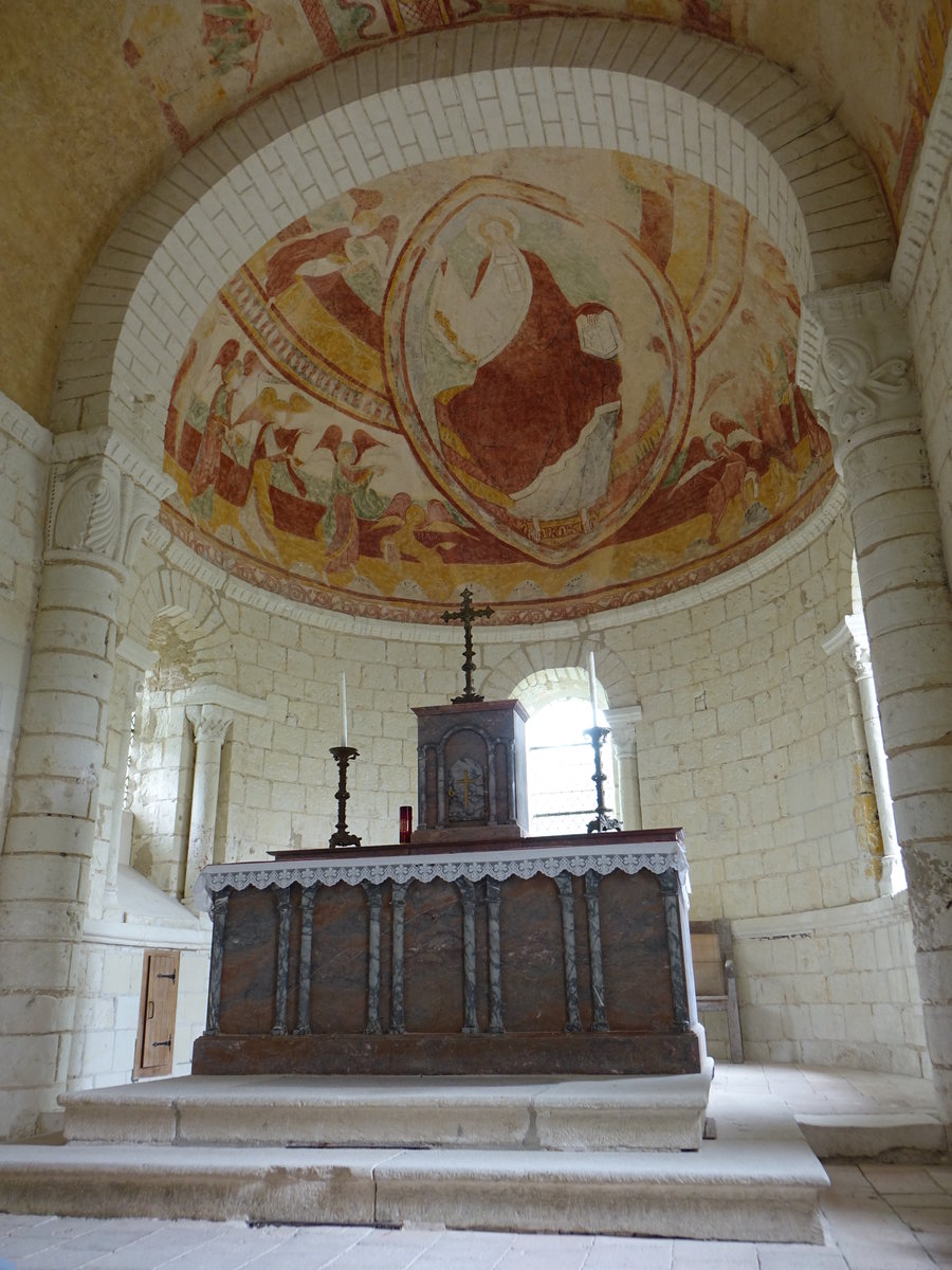 Tavant, Wandmalereien im Chor der Kirche St. Nicolas, in der Halbkuppel herrscht der von Evangelistensymbolen und Engeln umgebene Christus (08.07.2017)