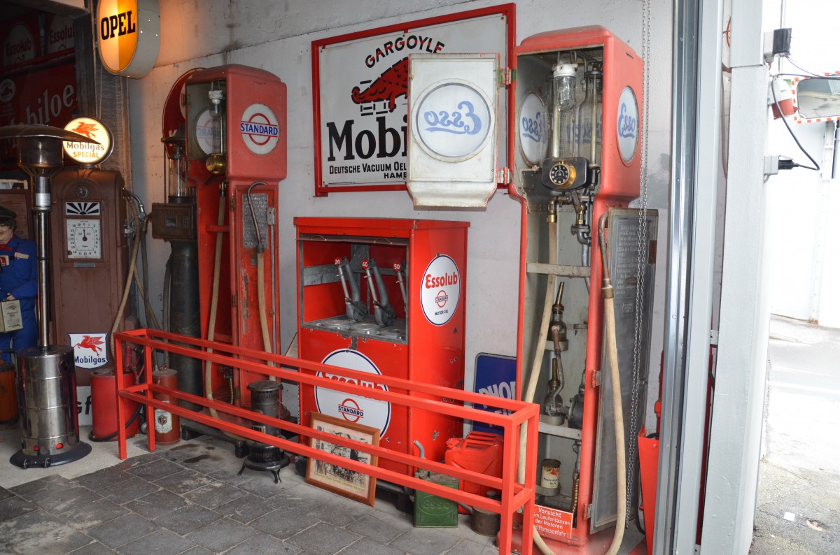 Teile einer alten Tankstelle im Nrburgring Museum am 13.10.2013 bewundert.