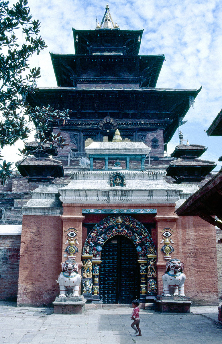 Tempel am Durbar Square in Kathmandu. Bild vom Dia. Aufnahme: September 1988.