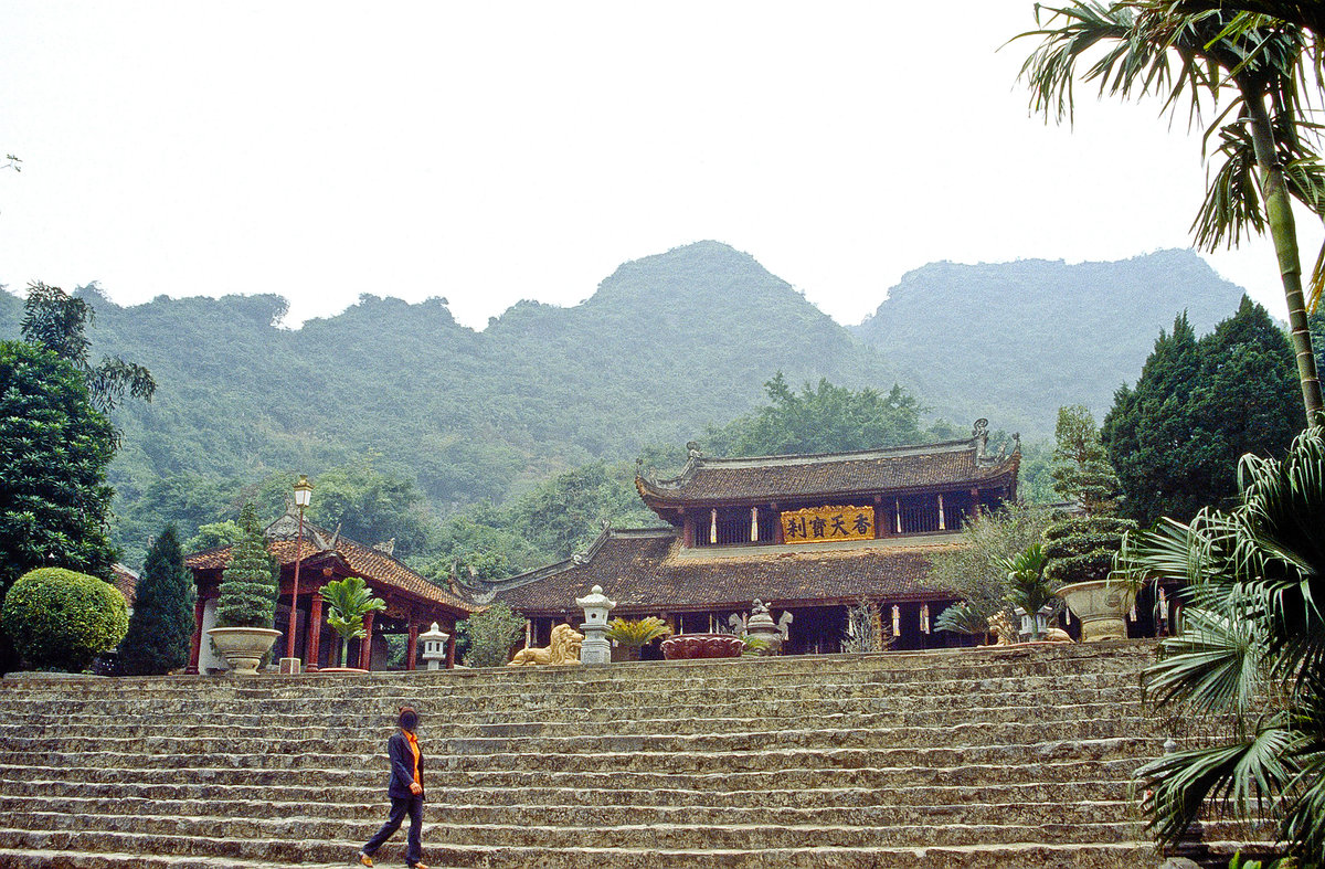 Tempel in Tam Coc sdlich von Hanoi. Bild vom Dia. Aufnahme: Januar 2001.