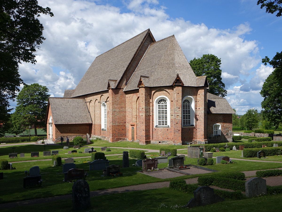 Tensta, stattliche Kirche aus dem 13. Jahrhundert, eine der ltesten Backsteinkirchen Upplands, Sakristei und Waffenhaus aus dem 14. Jahrhundert (23.06.2017)