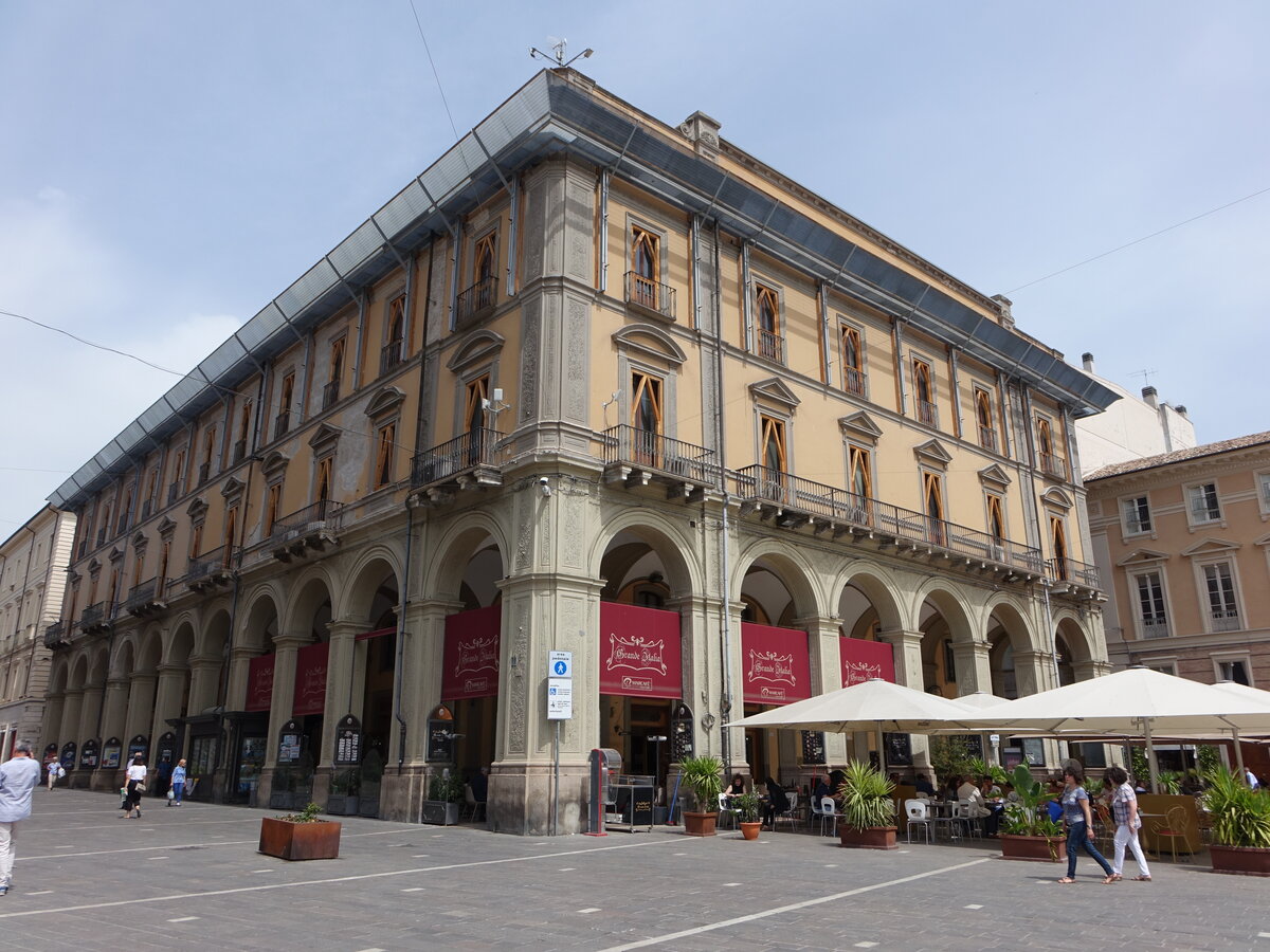 Teramo, Palazzo an der Piazza Martiri della Liberta (27.05.2022)
