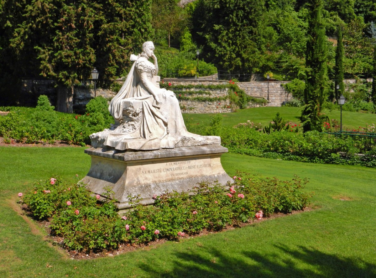 Territet bei Montreux. Parc des Roses mit Kaiserin Elisabeth Denkmal (eingeweiht am 22. Mai 1902). Inschrift:  LA MMOIRE DE SA MAJEST L’IMPRATRICE ET REINE ELISABETH - EN SOUVENIR DE SES NOMBREUX SJOURS  MONTREUX - 25.07.2013


