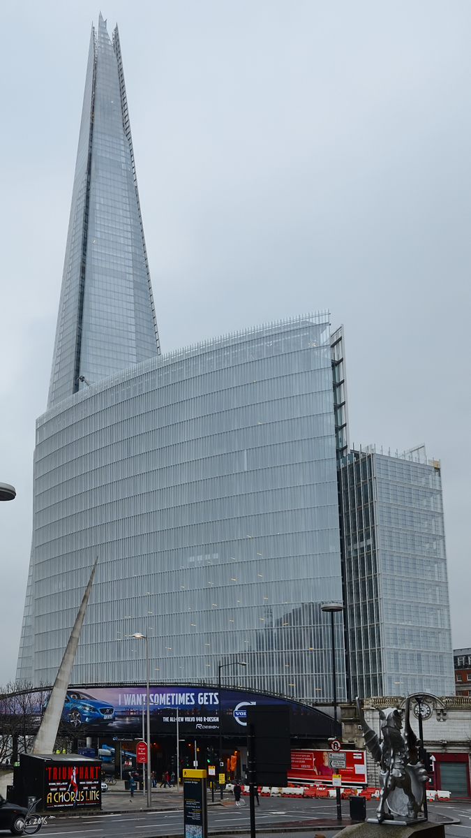  The News Building  und dahinter das Hochhaus  The Shard  im Londoner Stadtteil Southwark. (Mrz 2013)