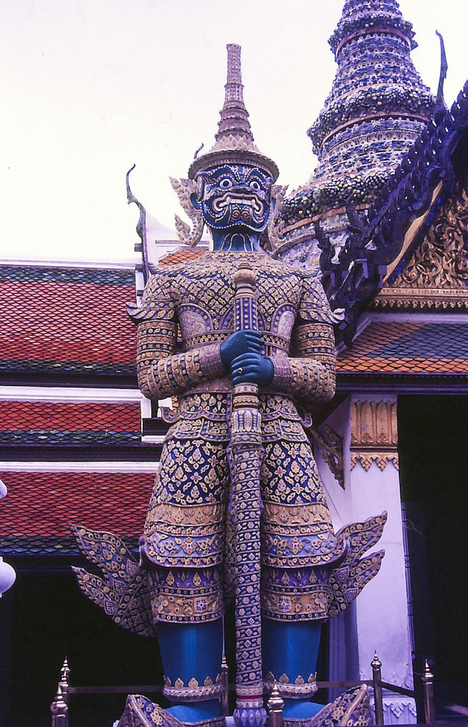 Thotsakhirithon - ein gigantischer Dmon - am Ausgang in Wat Phra Kaeo in Bangkok. Aufnahme: Februar 1989 (Bild vom Dia).