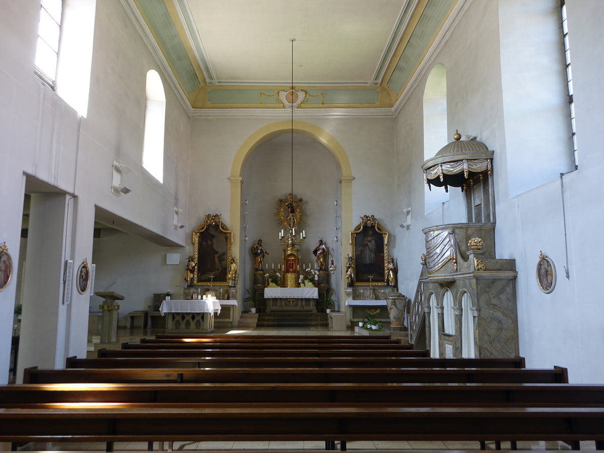 Thundorf, Innenraum der Pfarrkirche St. Laurentius, klassizistischer Altar mit Kreuzigungsgruppe (07.07.2018)