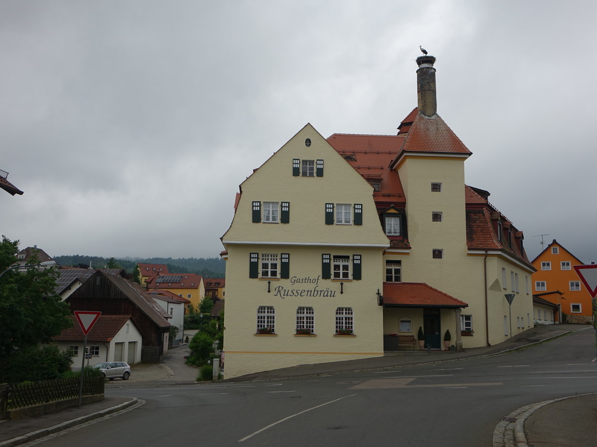 Tiefenbach, Brauereigasthof Russenbru, Gegliederter zweigeschossiger Mansardwalmdachbau mit Erker, neubarock erbaut bis 1910 (04.06.2017)