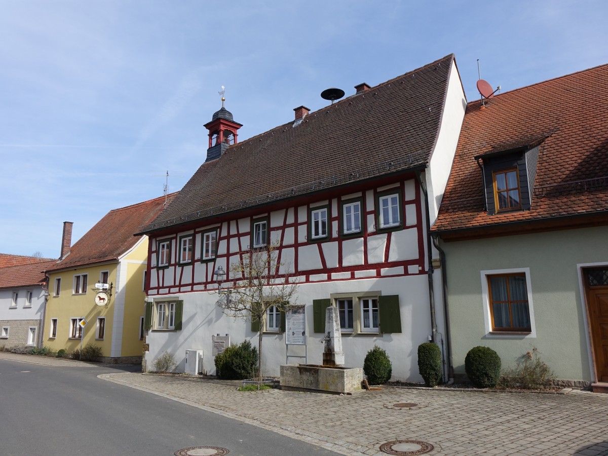 Tiefenstockheim, Rathaus von 1581 mit reichverziertem Fachwerkobergeschoss und Glockentrmchen (09.03.2015)
