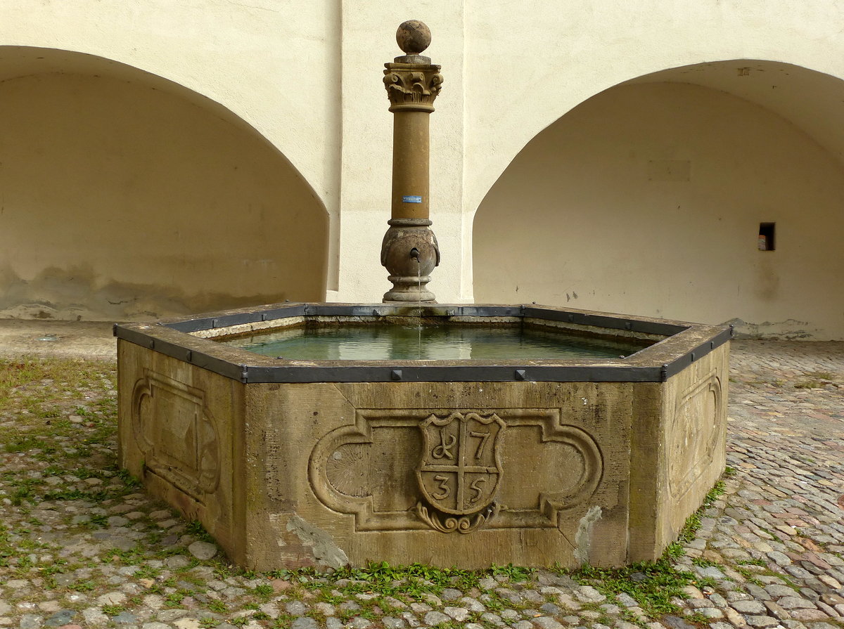 Tiengen, der historische Brunnen von 1735, im Schlohof, Sept.2015
