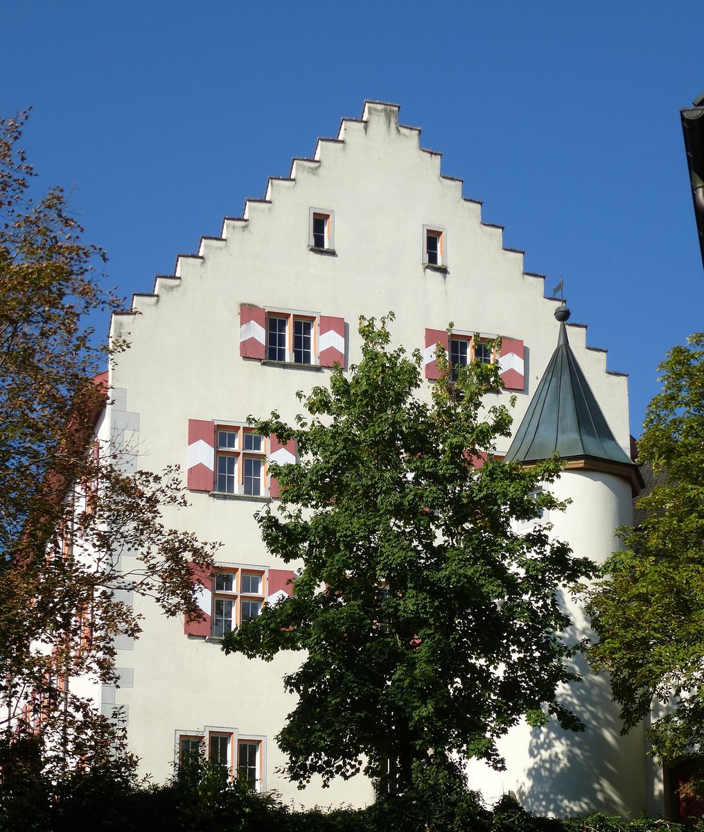 Tiengen, der mchtige Stufengiebel auf der Ostseite des Neuen Schloes, erbaut um 1575, Sept.2015