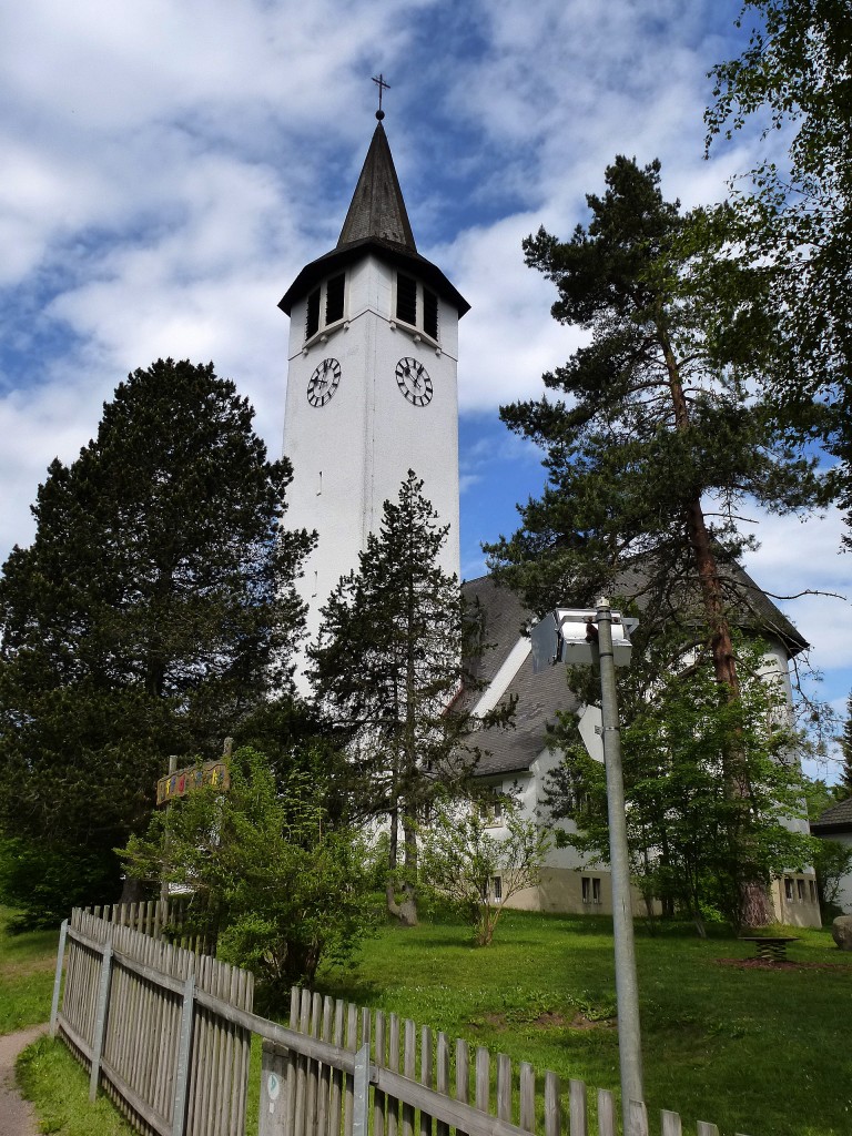 Titisee/Schwarzwald, Blick zur Kirche  Christknig , Juni 2014