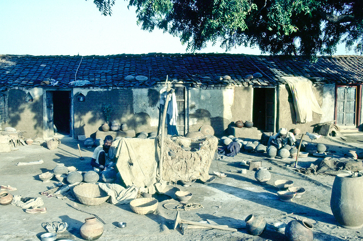 Tpferwerksttten am Ortsrand von Khajuraho. Bild vom Dia. Aufnahme: Oktober 1988.