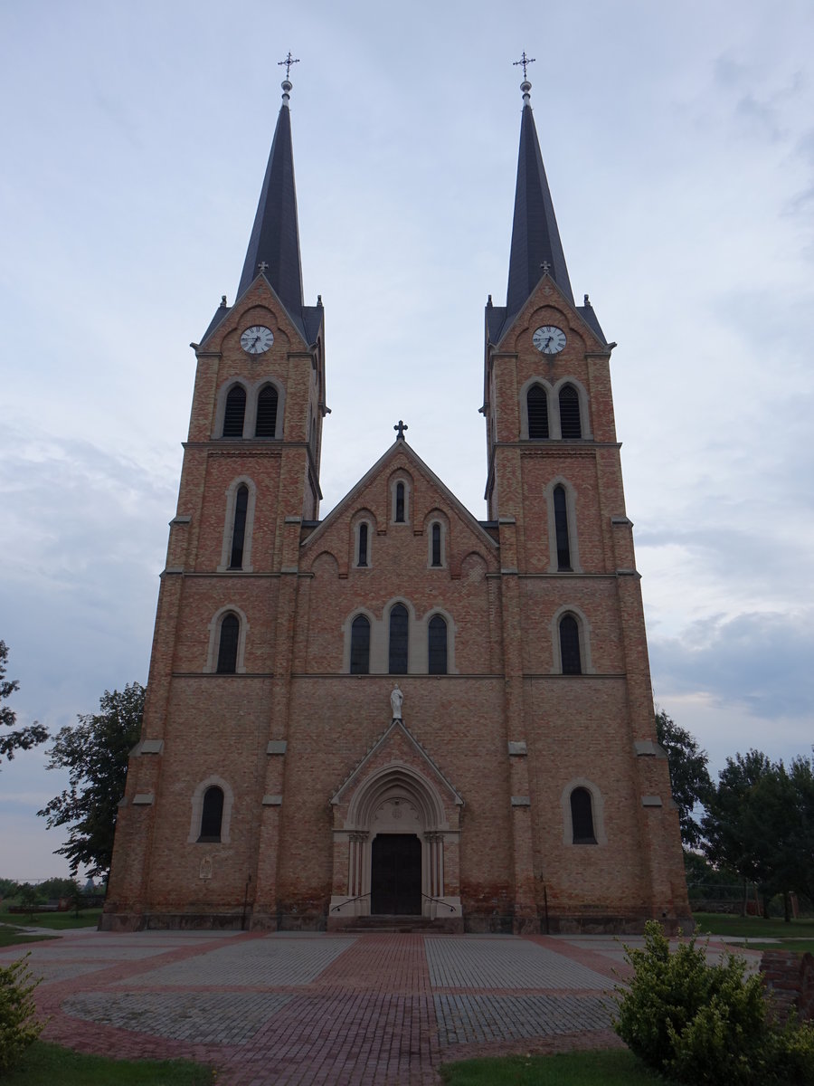 Trkszentmiklos, neugotische Dreifaltigkeitskirche, erbaut von 1898 bis 1900 (26.08.2019)