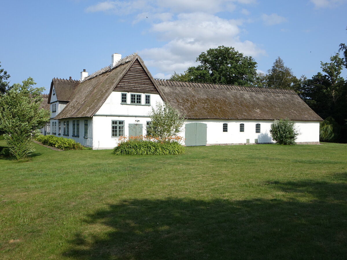 Torkilstrup, Pfarrhaus von 1763, hier wurde 1789 Bernhard Severin Engemann geboren (18.07.2021)