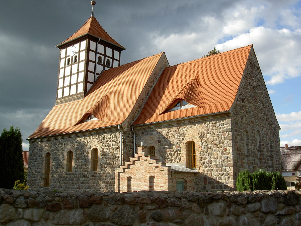 Tornow, evangelische Dorfkirche, erbaut im 13. Jahrhundert (19.09.2012)