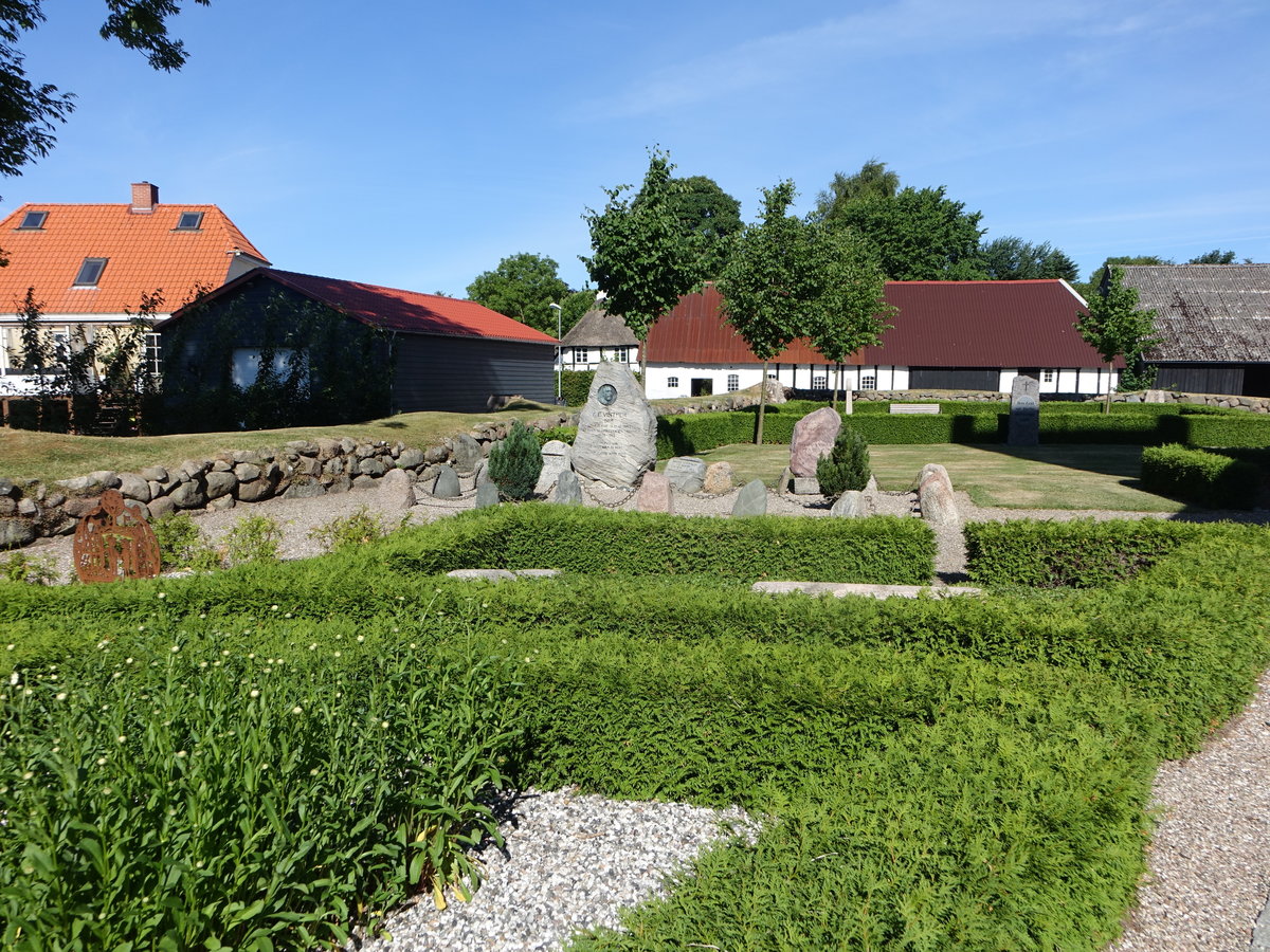 Torrild, Denkmal fr C. P. Vinther am Friedhof (07.06.2018)