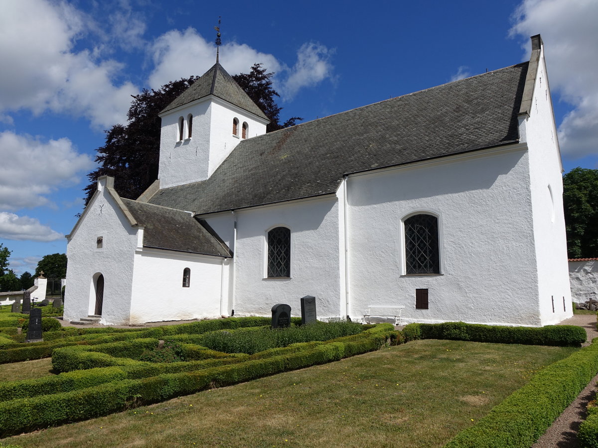 Tosterup, Ev. Kirche, erbaut im 11. Jahrhundert, teilweise Neubau 1598, im Inneren Malereien von Nils Hakansson (11.06.2016)