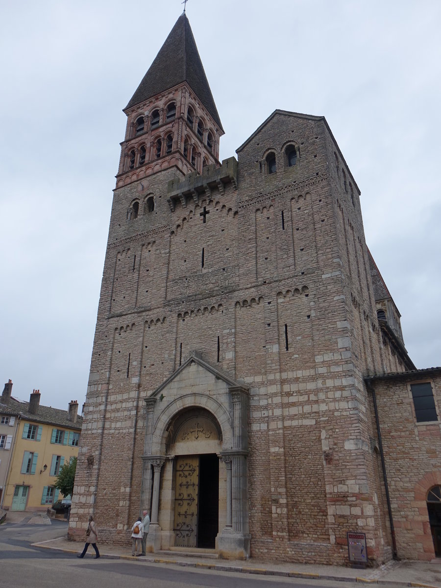 Tournus, Klosterkirche Saint-Philibert, erbaut Ende des 10. Jahrhundert, Glockenturm 12. Jahrhundert (02.10.2017) 