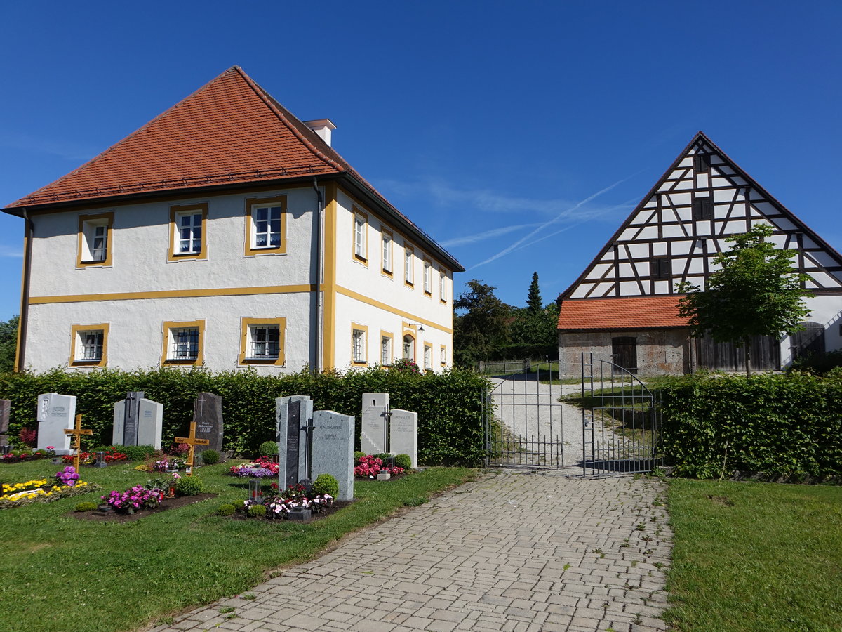 Traunfeld, Pfarrhof und Pfarrscheune am Kirchplatz, Pfarrhof erbaut 1719 (11.06.2017)
