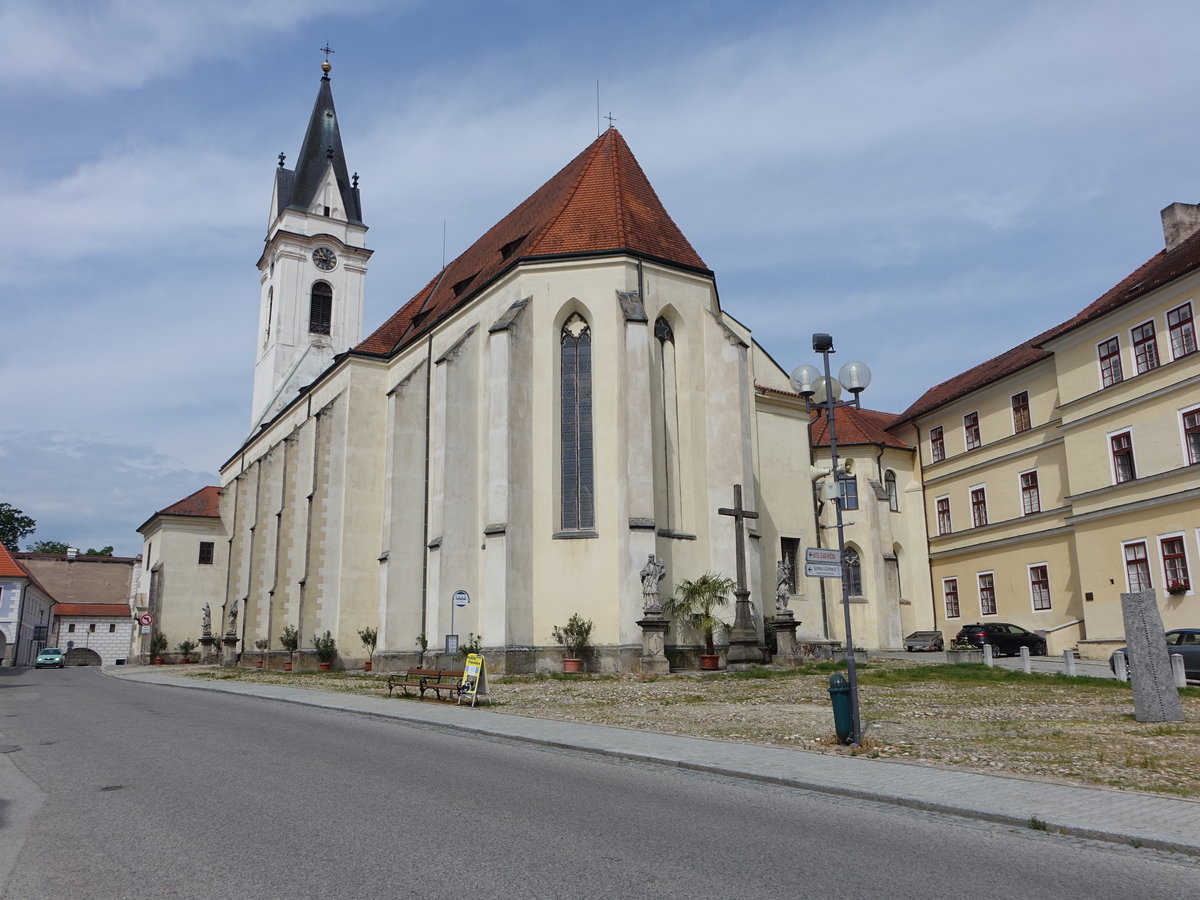 Trebon, Pfarrkirche St. gidius, zweischiffige Hallenkirche, erbaut im 12. Jahrhundert (27.05.2019)