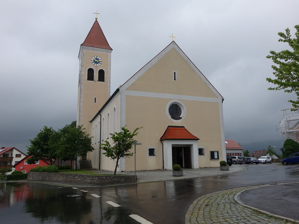 Treffelstein, kath. Pfarrkirche Erscheinung des Herrn, Traufstndiger Saalbau mit Satteldach, Langhaus erbaut 1934 durch Max Wittmann (04.06.2017)