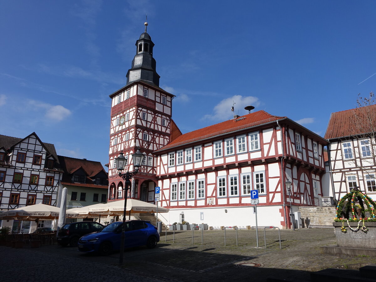 Treffurt, Rathaus am Marktplatz, Fachwerkbau aus der Zeit der Renaissance von 1549 (17.03.2024)